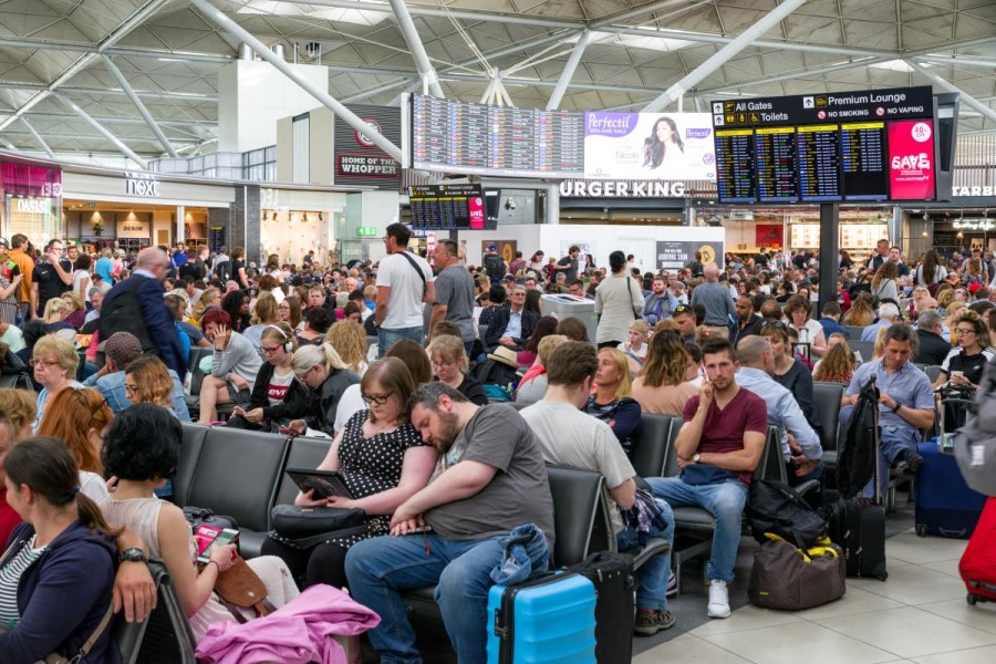 Amsterdam hava limanı şiddətli hava şəraiti səbəbindən ən azı 700 uçuşu ləğv edib