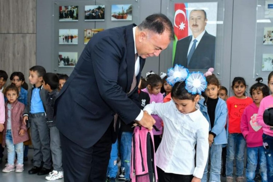 Millət vəkili birincilərlə görüşüb, hədiyyələr paylayıb – FOTO