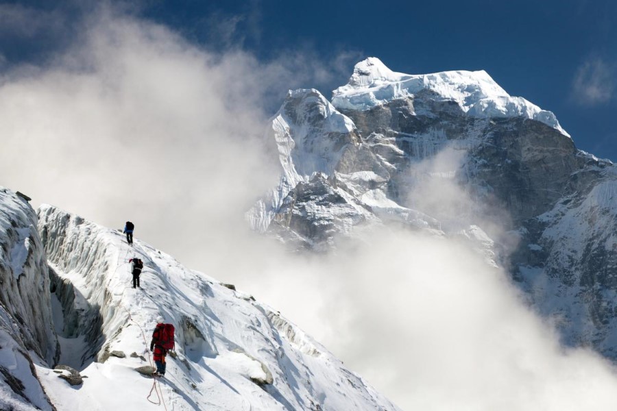 Güclü qar Everestdə turizmi dayandırıb