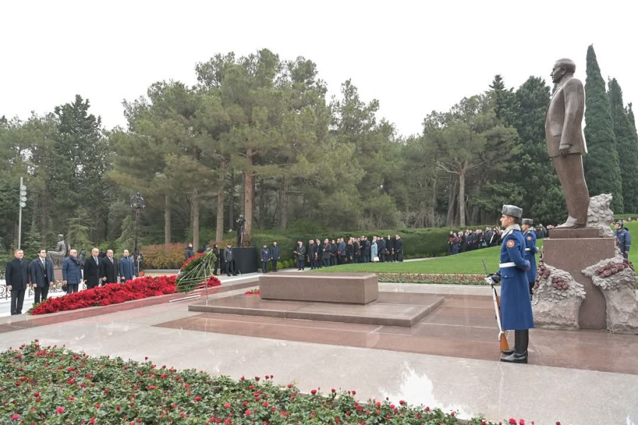 Elm və Təhsil Nazirliyinin kollektivi Fəxri xiyabanı ziyarət ediblər