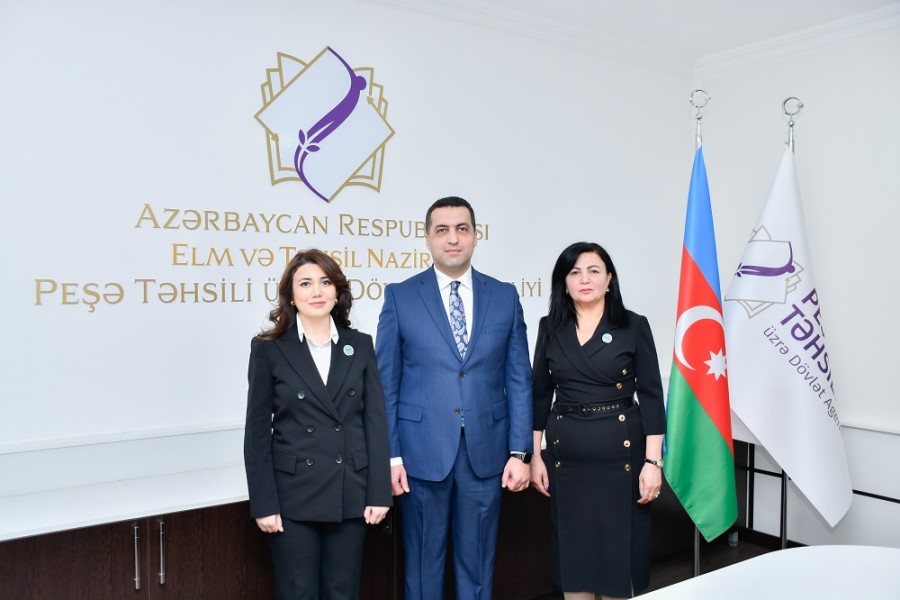 Təhsil sahəsində daim yeniliyi, innovativliyi layiqincə tələbələrə aşılayan müəllimlər mükafatlandırılıb - FOTOLAR