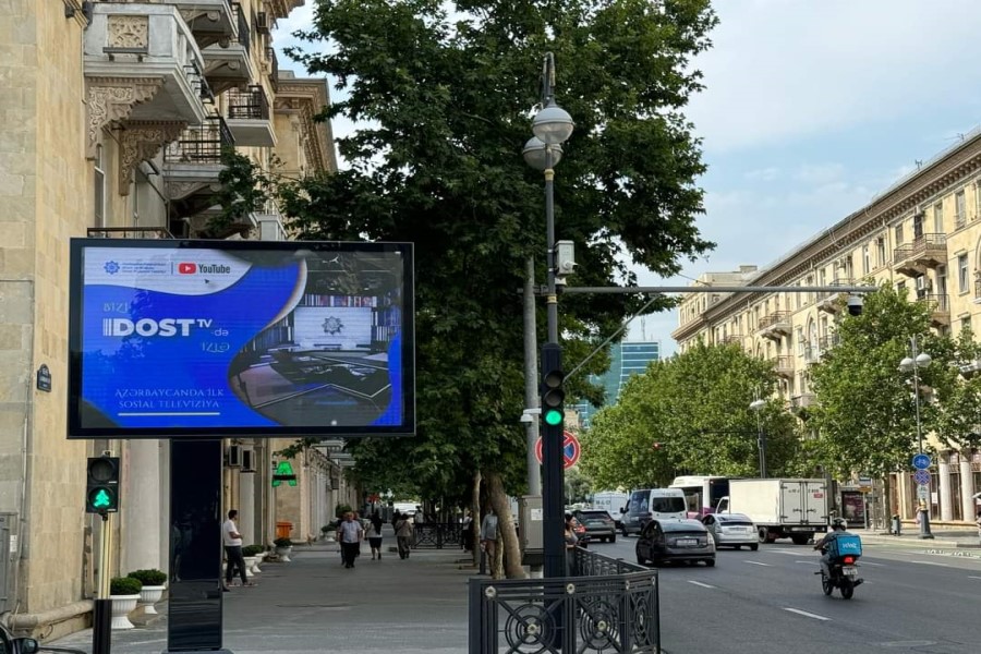Ölkəmizdə ilk sosial televiziya nümunəsi olan DOST TV – internet televiziyası ilə bağlı posterlər Bakı şəhərinin müxtəlif məkanlarında nümayiş olunur