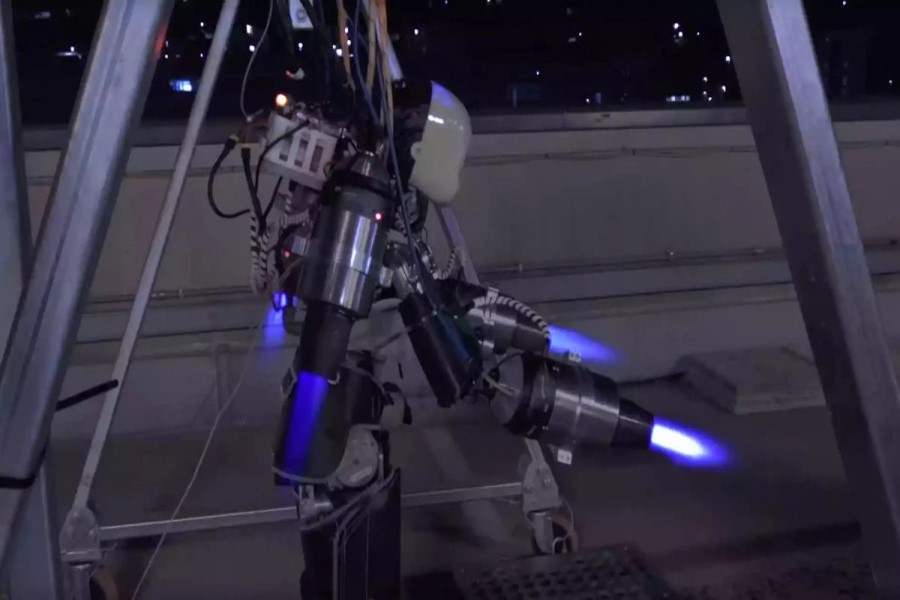 İlk reaktiv paketli insanabənzər uçan robot peyda oldu - VİDEO