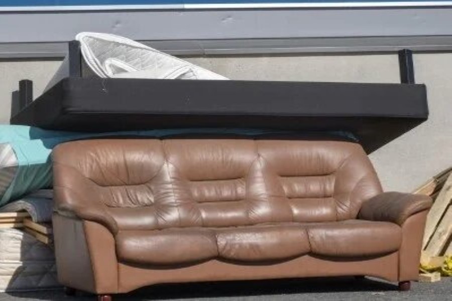 Divanını başqasına bağışlayır, sonra orada 30.000 dollar gizlətdiyini xatırlayır