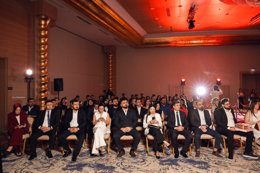 Yazıçı beynəlxalq mükafata layiq görüldü - FOTOLAR