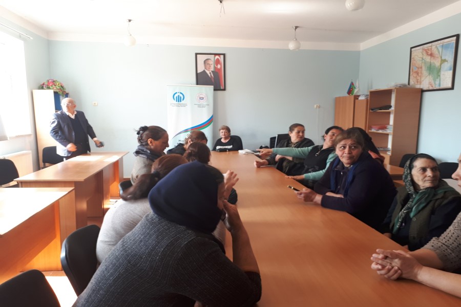Ağcabədi rayonu Boyat kəndində “Erkən nigah və məişət zorakılığı” mövzusunda dəyirmi masa keçirilib