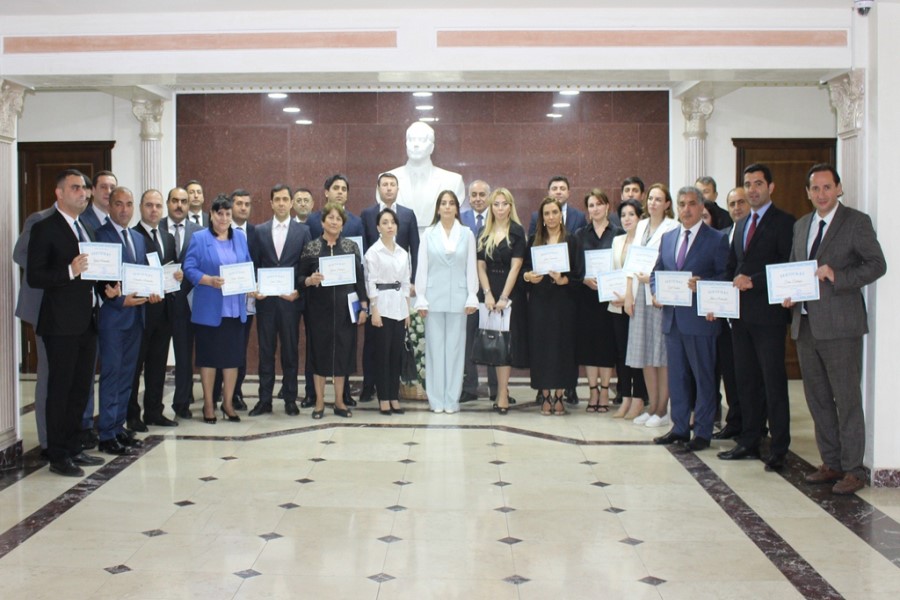 Hüquq və İnsan Haqları İnstitutunun təlimçi-ekspertləri tərəfindən Səbail Rayon İcra Hakimiyyətində maarifləndirici təlim keçirilib - FOTOLAR