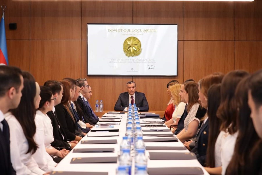 Dövlət qulluğuna qəbul edilən əməkdaşlar and içdilər
