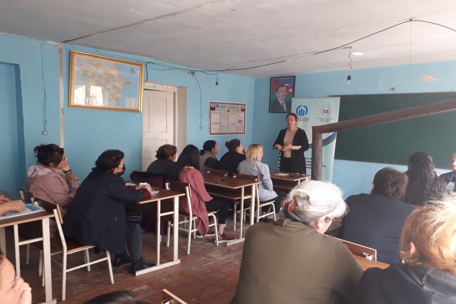 Ağcabədi rayonunda Peşə liseyində Laçın icmasında “Ailədaxili münaqişələr və qadınlara qarşı zorakılıq” mövzusunda dəyirmi masa keçirilib