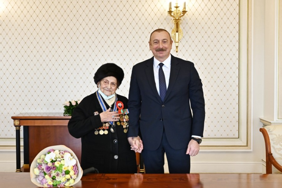 Prezident İlham Əliyev Fatma Səttarovaya “İstiqlal” ordenini təqdim edib - FOTOLAR