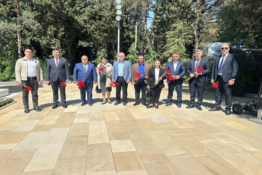 İctimai Şuraların üzvüləri Ümummilli Lideri Heydər Əliyevin məzarını ziyarət ediblər - FOTOLAR