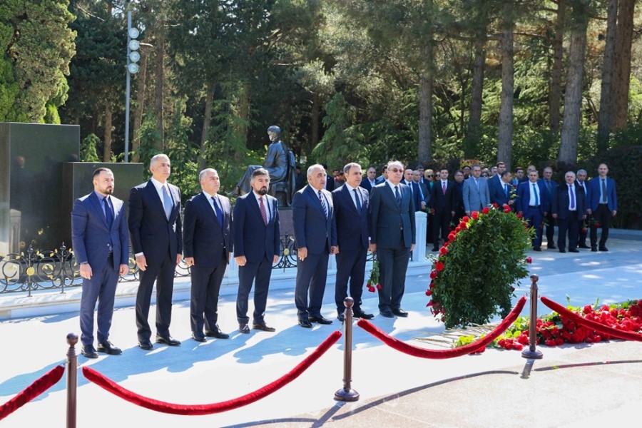 UNEC kollektivi Fəxri xiyabanda Ulu Öndərin məzarını ziyarət edib - FOTOLAR
