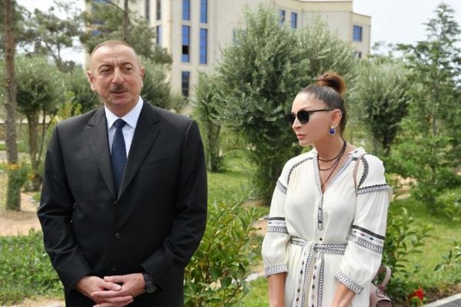 Prezident və xanımı sərgidə...