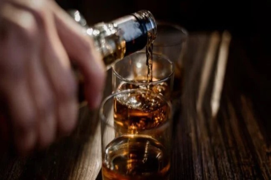 Alkoqol beynin düşüncə və duyğu mərkəzlərindəki boz maddəni məhv edir