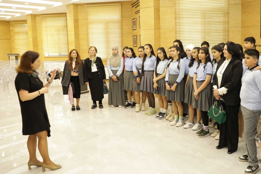 Bakının 322 nömrəli tam orta məktəbinin şagirdləri BDU-nu ziyarət ediblər