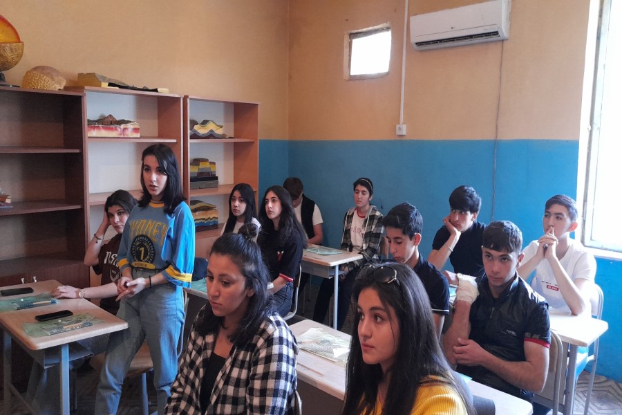 105 sayli liseydə “Erkən nigah və onun sağlamlığa təsiri ” mövzusunda tədbir keçirilib
