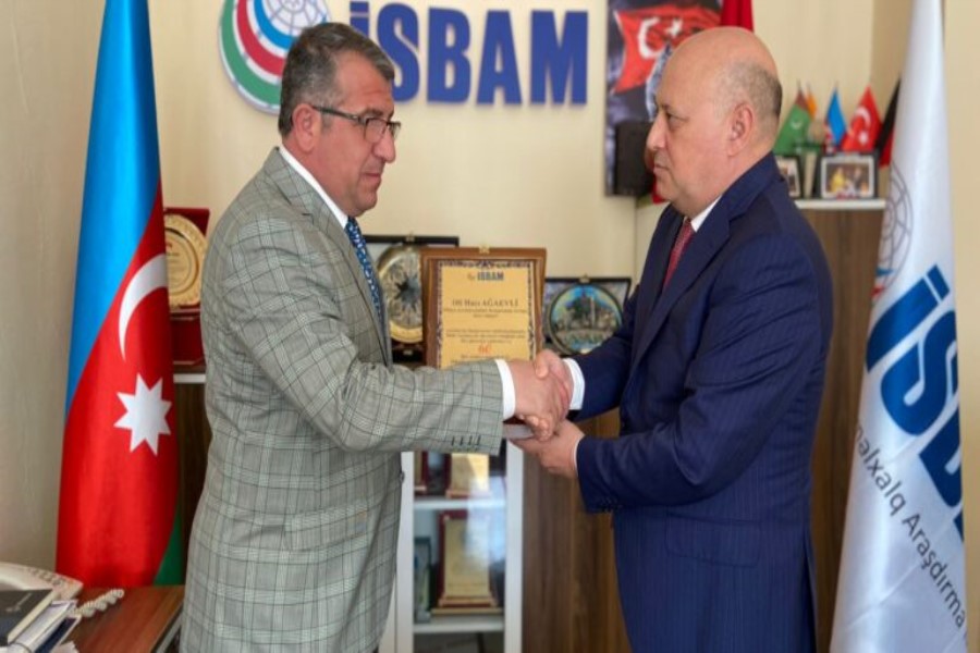 İSBAM sədri şairlə görüşdü, diplomla təltif etdi - FOTOLAR
