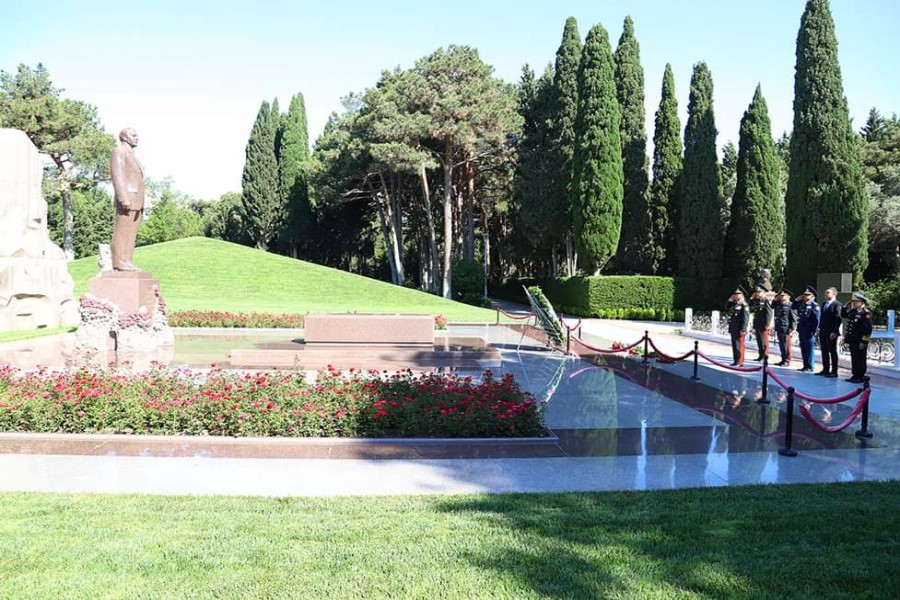 Müdafiə Nazirliyinin rəhbərliyi Fəxri xiyabanı və Şəhidlər xiyabanını ziyarət edib -VİDEO