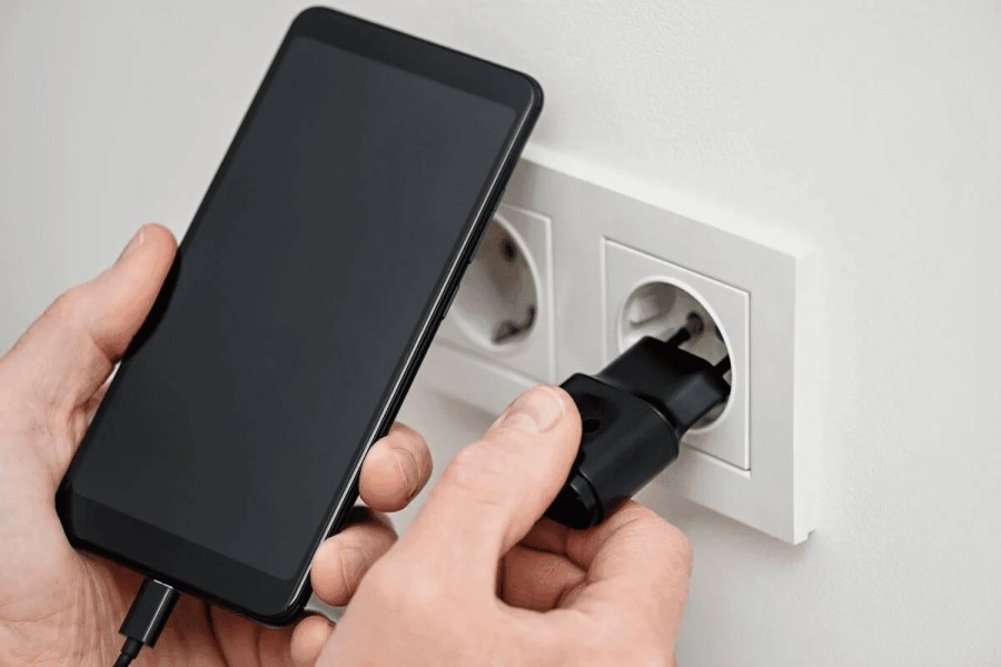 Əvvəlcə şarj cihazını elektrik rozetkasına, yoxsa şarj kabelini telefonunuza taxırsınız?