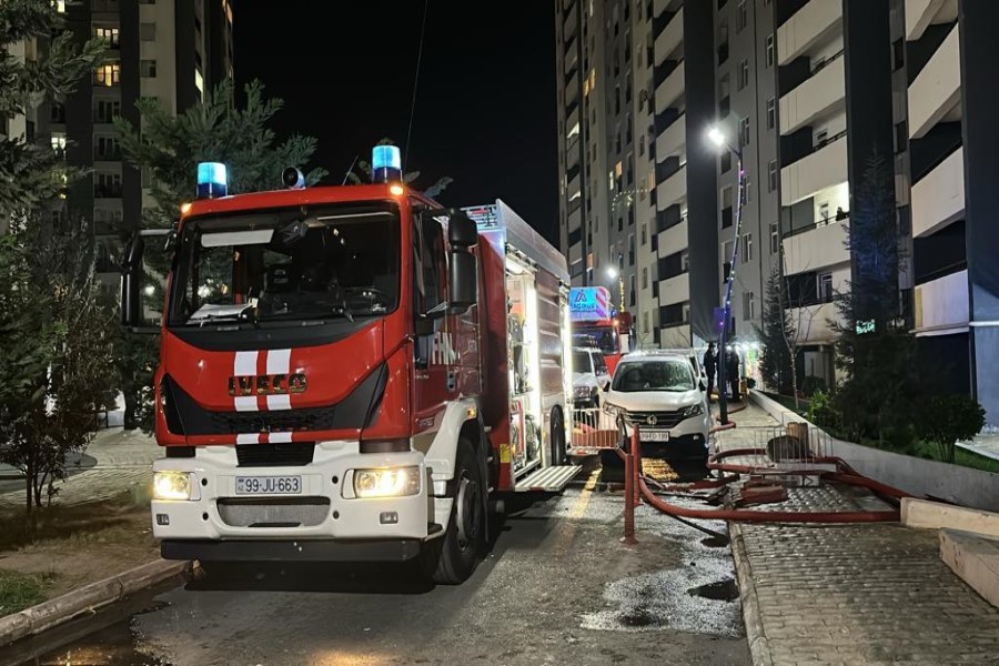 Xətai rayonu, İlqar Zülfüqarov küçəsində yerləşən hündürmərtəbəli yaşayış binasında yanğın baş verib