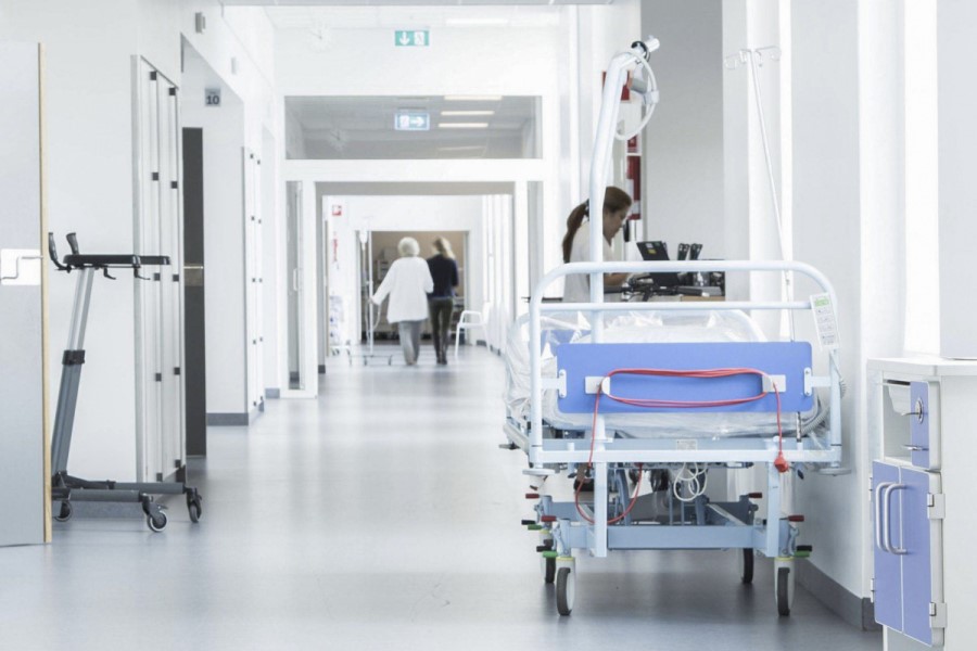 Şaturada uşaq klinikasının pilləkənlərinin üzərinə düşən bir yaşlı uşaq vertolyotla Moskvaya aparılıb - ÖZƏL