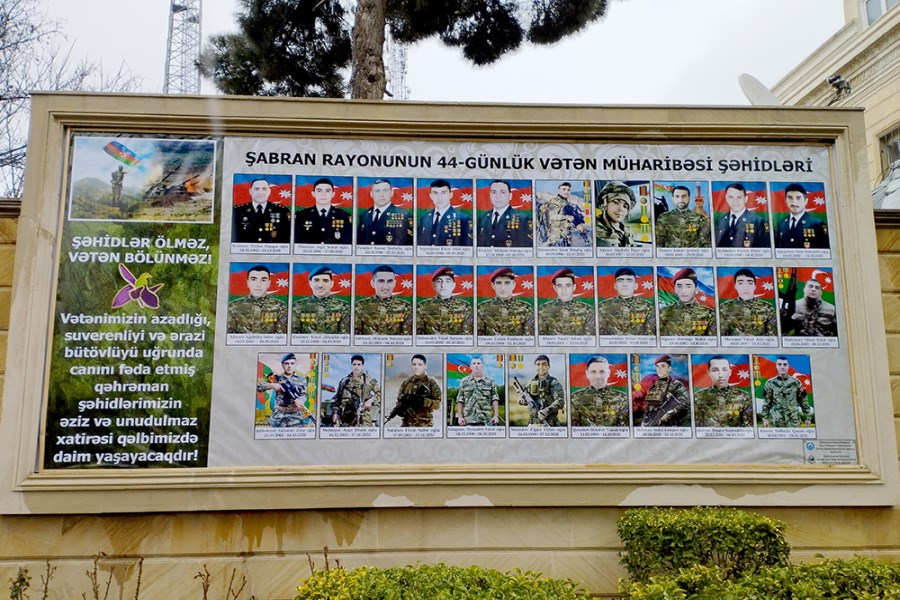 QHT Agentliyinin dəstəyi ilə Şabran şəhərində şəhidlərin foto-şəkillərindən ibarət lövhə quraşdırılmışdır