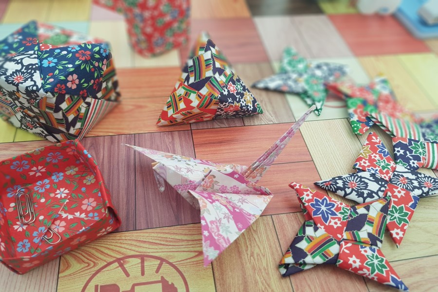 Yaponiya komandası zəlzələdən sağ çıxan uşaqlara origami öyrədir - ÖZƏL