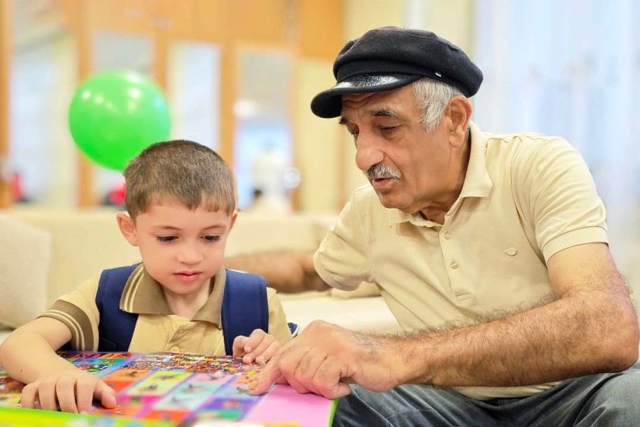 Uşaq evinin I sinfə gedən uşaqlarını məktəbə Ahıllar evinin sakinləri aparıb