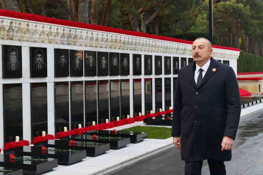 İlham Əliyev 20 Yanvar faciəsinin 33-cü ildönümü ilə əlaqədar Şəhidlər xiyabanını ziyarət edib