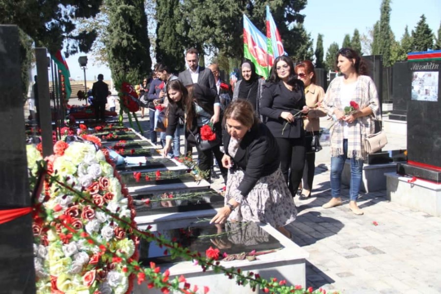 Gəncədə QHT nümayəndələri və ictimai xadimlər Şəhidlər xiyabanını ziyarət ediblər