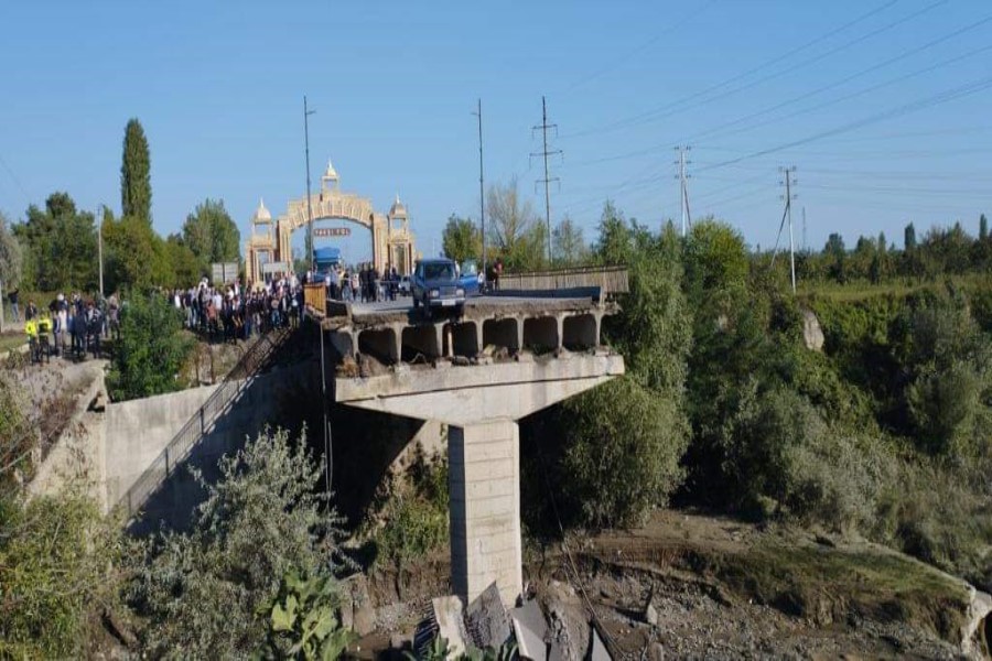 Yağıntılar nəticəsində körpü uçub