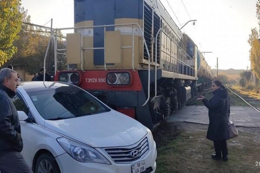 Azərbaycanda maşın qatara çırpıldı: xəsarət alanlar var