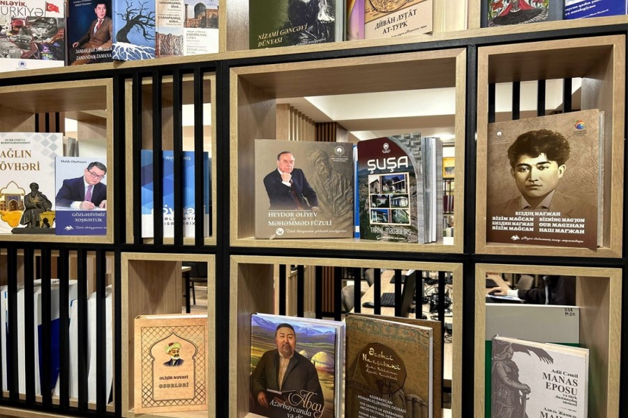 Türk Mədəniyyəti və İrsi Fondu BDU-nun Elmi Kitabxanasına 39 adda kitab hədiyyə edib - FOTOLAR