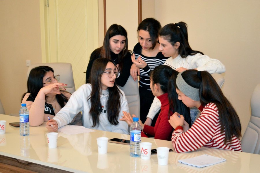 QHT sədri: “Qızların təhsildən yayınması hallarına ciddi nəzarət olunmalıdır”