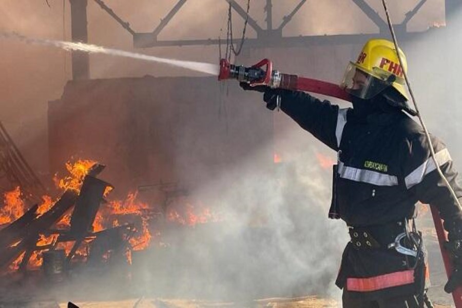 Sumqayıtda zavodda yanğın: FHN əməkdaşı xəsarət aldı