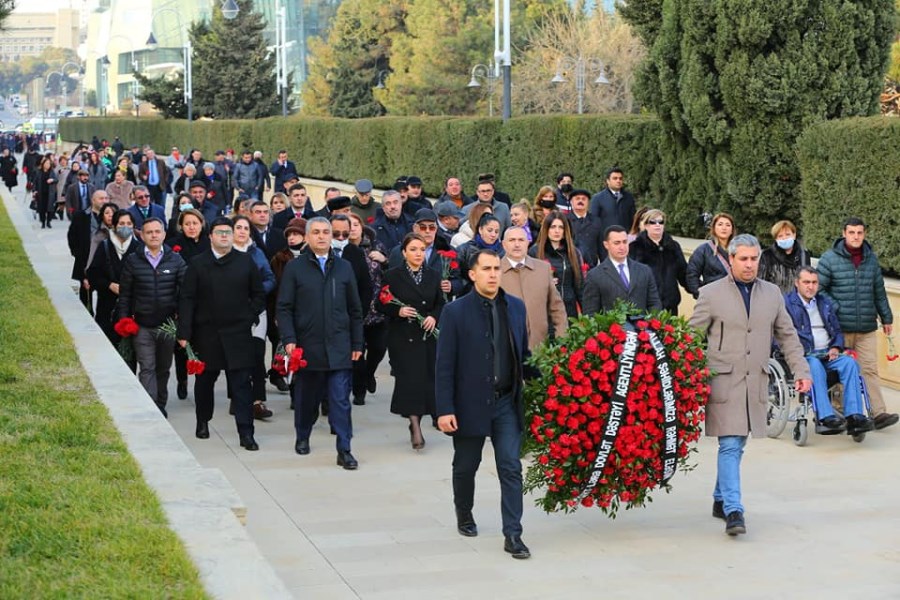 QHT Agentliyiinin kollektivi və QHT nümayəndələri Şəhidlər Xiyabanını ziyarət ediblər - FOTOLAR