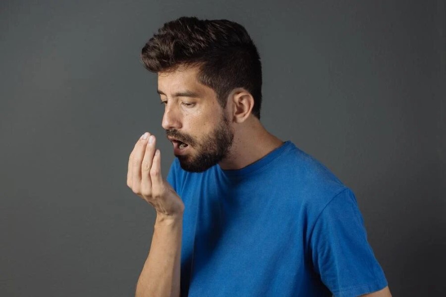 Səhər nəfəsinizdən pis qoxu gəlir? Həkim ağız qoxusuna səbəb olan səbəbləri sadalayıb